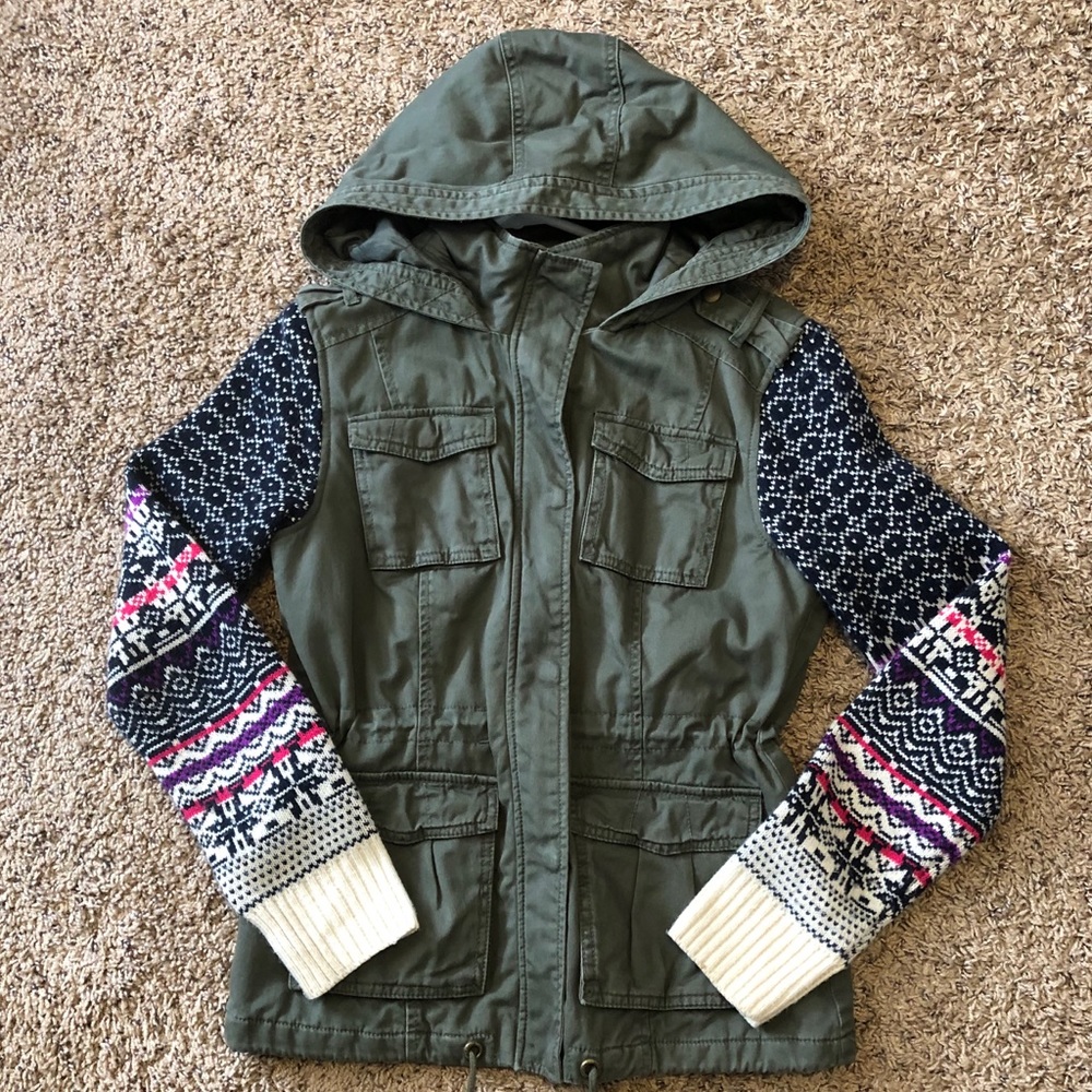 Cute Army Jacket. Knitted sweater sleeves.